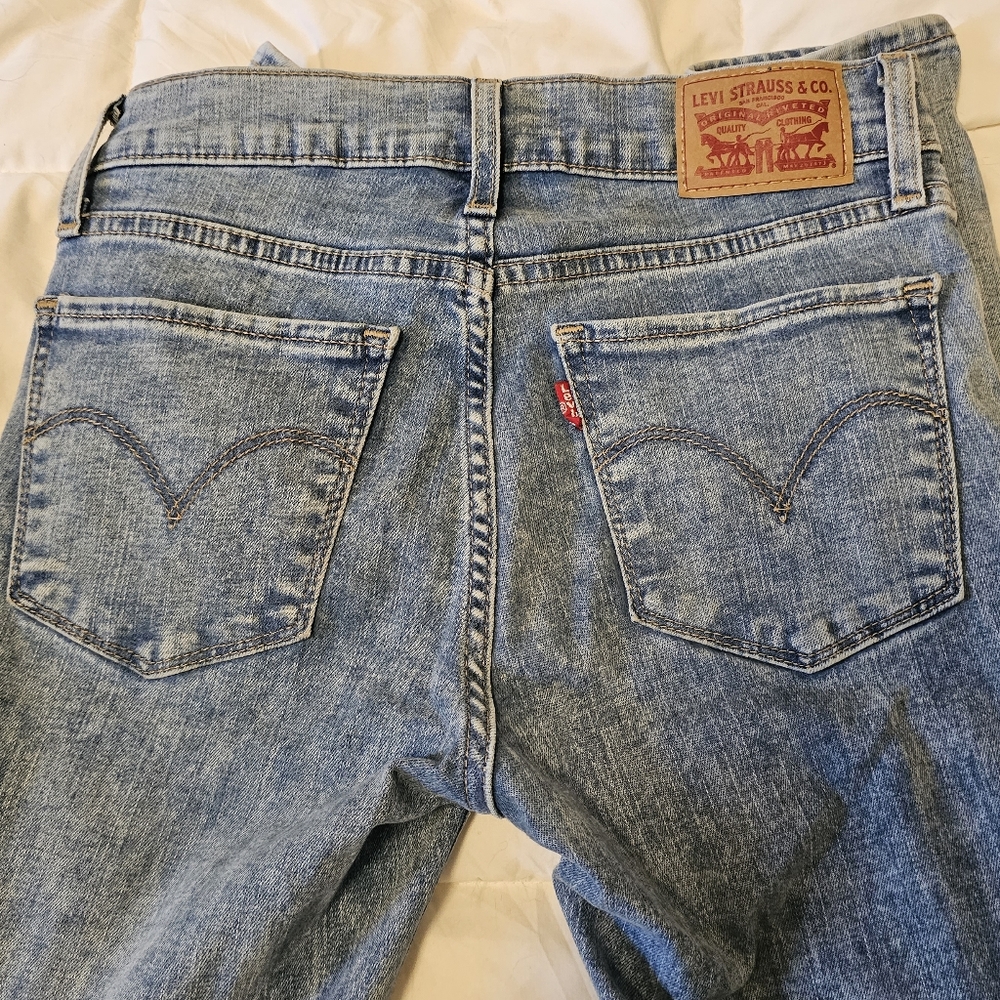 Levi supper skinny jeans medium wash size 24